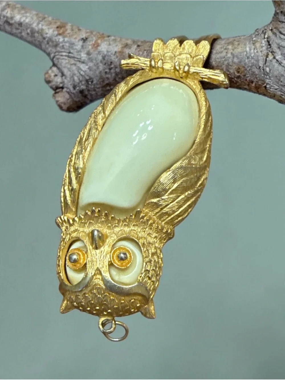 Vintage 70s Gold Tone Owl Pendant Necklace Cream Jelly Belly